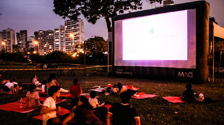 Las noches del festival terminan con una proyección de cortometrajes infantiles y películas dirigidas a los niños y niñas presentes. En esta edición, el festival propone el ciclo “De grande quiero ser niño”, dirigida a todos aquellos&amp;nbsp;adultos que quieran ver las&amp;nbsp;películas que marcaron su niñez.