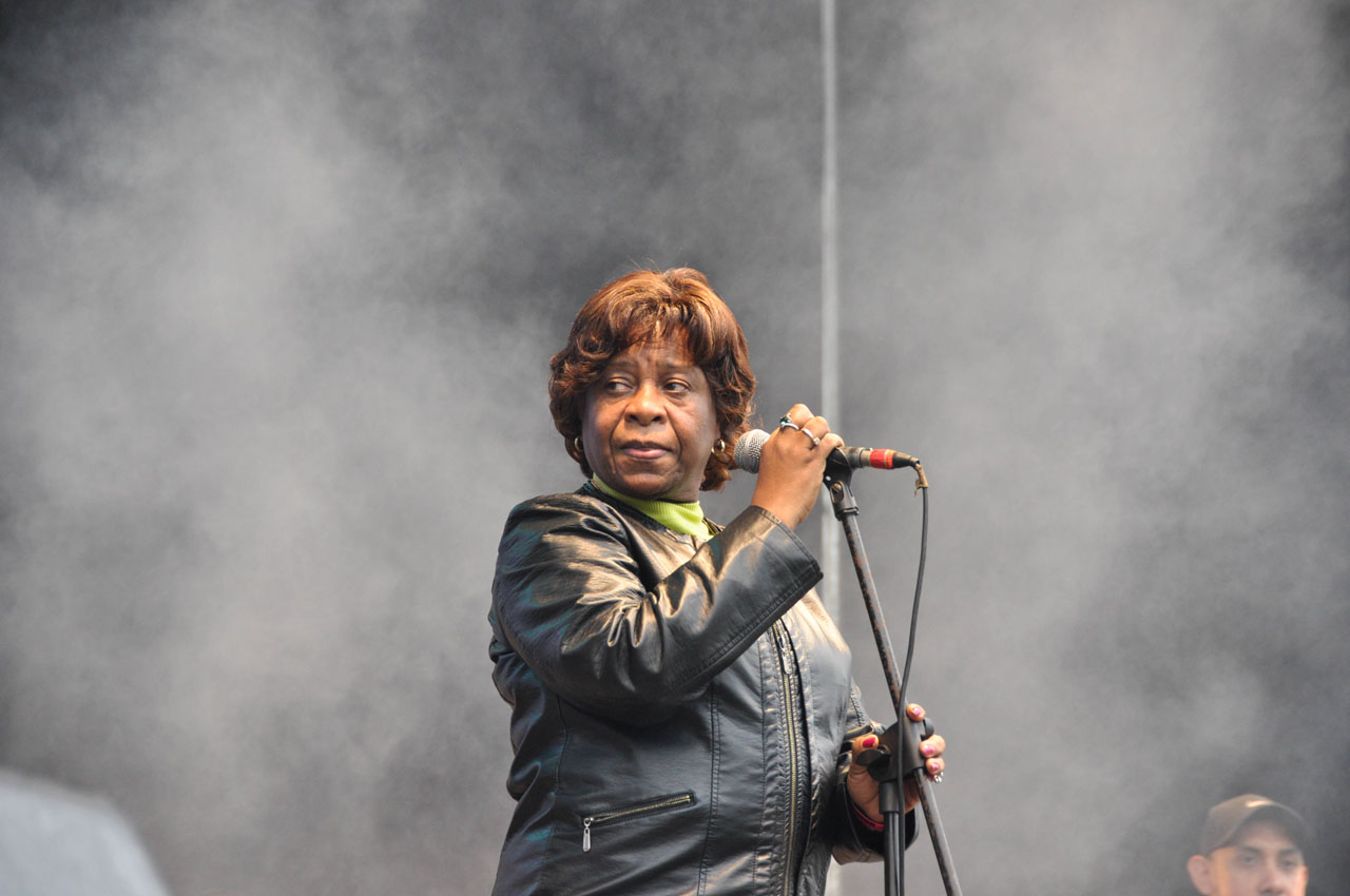 Rosa Guzm&amp;aacute;n acompa&amp;ntilde;&amp;oacute; al grupo Cimarrones en la apertura del festival.