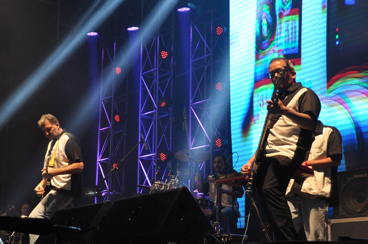 Los Protones interpretando el tema &amp;quot;El condor pasa&amp;quot;.