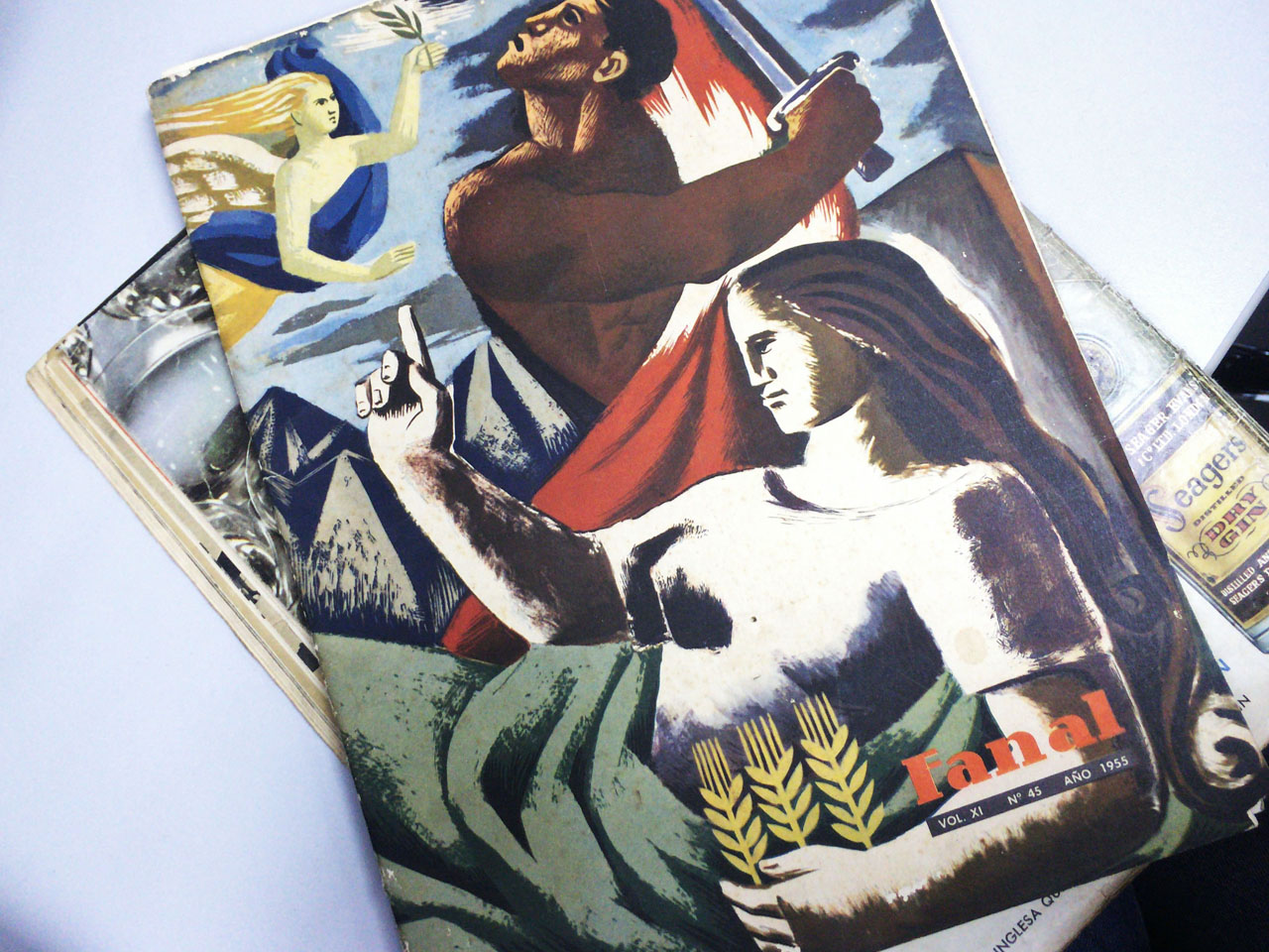 La revista &quot;Fanal&quot; de los años 50, tiene artículos sobre realidad social, política e historia nacional. Está súper interesante, además de que las portadas son increíbles.