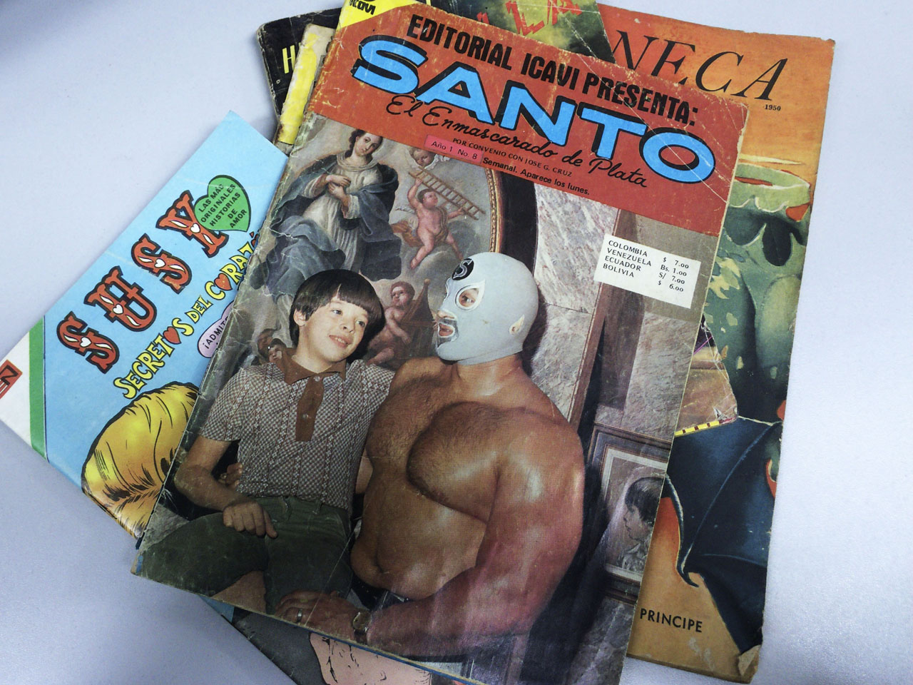 &quot;Santo, el enmascarado de plata&quot;, es uno de los luchadores más famosos de México. En esta fotonovela, se retratan sus aventuras en su faceta de superhéroe.