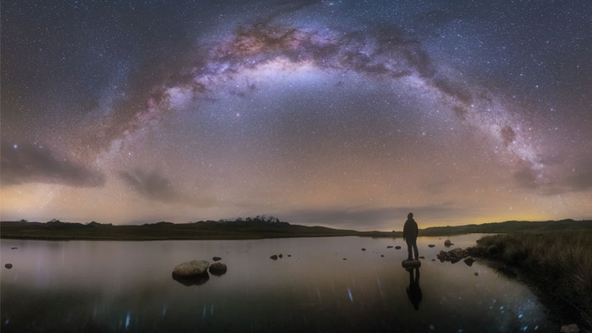 Fotografía panorámica realizada en una laguna de Huaraz sobre los 4 mil metros de altitud. Esta foto demuestra que Huaraz posee los mejores cielos para poder realizar Astrofotografía. 
