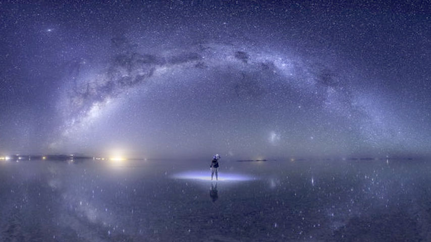 Astrofoto realizada en el Salar de Uyuni (Bolivia), durante la temporada de lluvias el salar se convierte en un espejo natural inmenso. El arco completo de la vía láctea con su reflejo. 