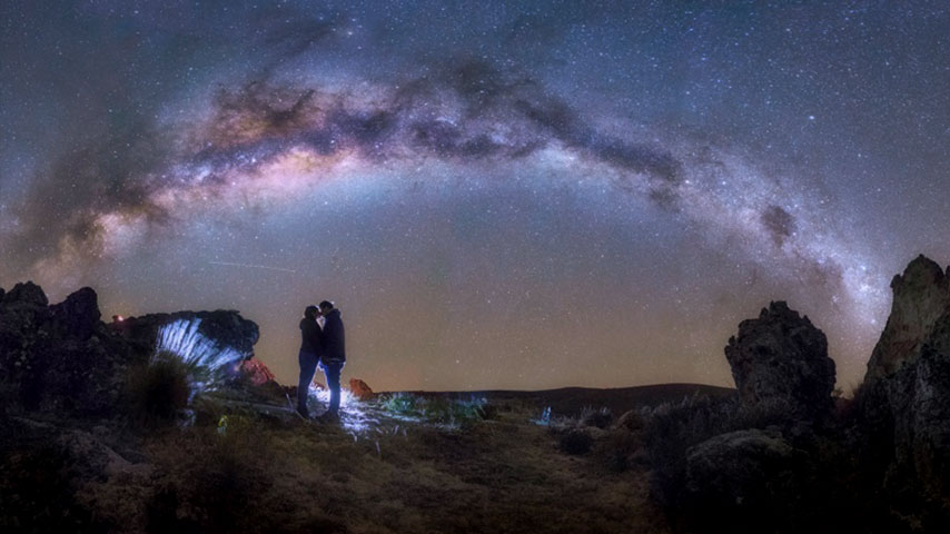 Esta fotografía fue hecha durante uno de los talleres de Astrofotografía en Huaraz. Pedí a una pareja de novios posar para poder plasmar esta fotografía que titulé: "no prometo bajarte la luna...yo pondré ante tí, todo el universo".