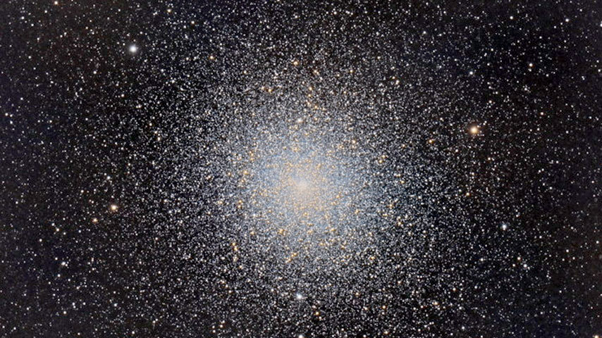 Una agrupación de 200,000 estrellas a una distancia de 16,700 años luz. Esta agrupación de estrellas es más antigua que la Tierra, con una edad de 13.06 billones de años. 