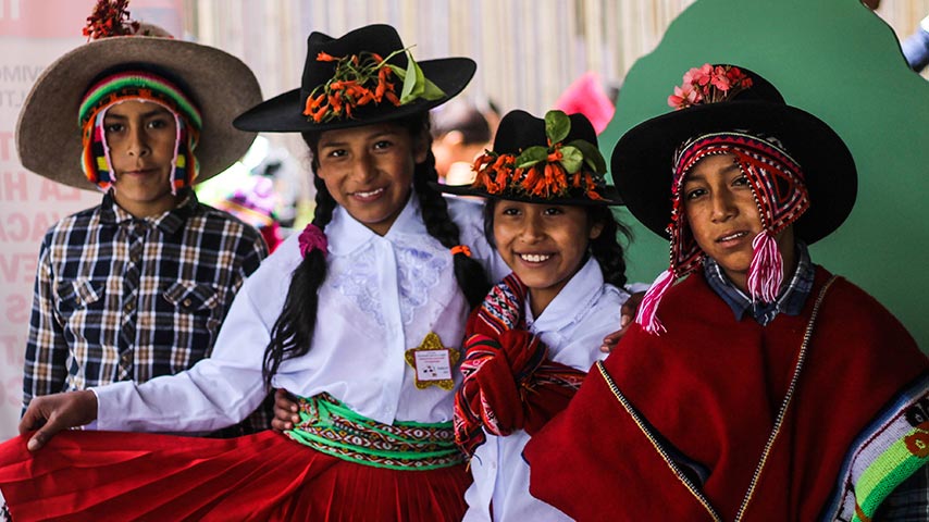 Cada delegaci&amp;oacute;n estuvo integrada por cuatro estudiantes (dos ni&amp;ntilde;os y dos ni&amp;ntilde;as), adem&amp;aacute;s de dos adultos (padre o madre de familia y un profesor o especialista UGEL).
