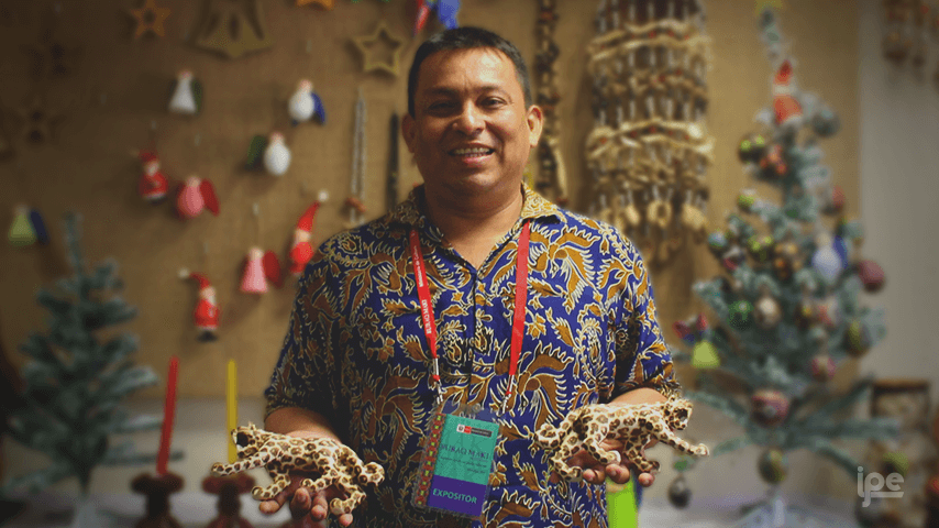 “Desde pequeño me inculcaron el amor por el arte amazónico mediante el uso respetuoso de los materiales y recursos de la región. Mi madre es artesana y me enseñó este arte. Me dedico al tallado de madera y a hacer instrumentos musicales a base de tutuma (fruto). Nosotros no tumbamos árboles, sembramos los árboles y cosechamos las frutas para hacer este arte amazónico. Somos respetuosos con la naturaleza”&amp;nbsp;(Alex Wender Mermao, Iquitos, Loreto)