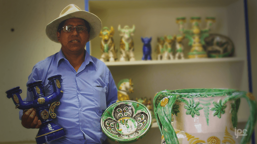 “Soy de Pucará, tierra de artesanos de los toritos de Pucará. Mi bisabuelo trabajaba la cerámica y me ha trasmitido este arte a la edad de 10 años. Cada pieza de cerámica vidriada como toritos, jarrones, vasijas cerca de 8 días de producción. Para dedicarse a esta actividad una persona debe tener mucha paciencia y perseverancia en el proceso de preparación de las cerámicas”&amp;nbsp;(Aurelio Mamani Huamán, Lampa, Puno)