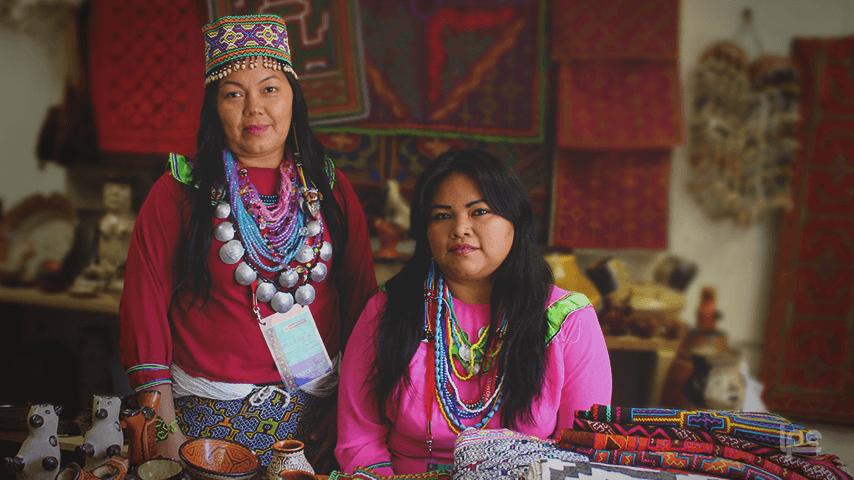 “Mi mamá me enseñó el arte de diseñar kené a los 20 años. Hacemos la cerámica arcilla con cenizas de la corteza del árbol apacharama. Asimismo, también hacemos bordados y collares. Nuestras vasijas joni shomo, decoradas con rostro humano en la parte superior &amp;nbsp;que se usan para contener masato, son una de las obras más relevantes de nuestra artesanía” (Sandra Pacaya Panduro - Familia Panduro, Yarinacocha, Ucayali)