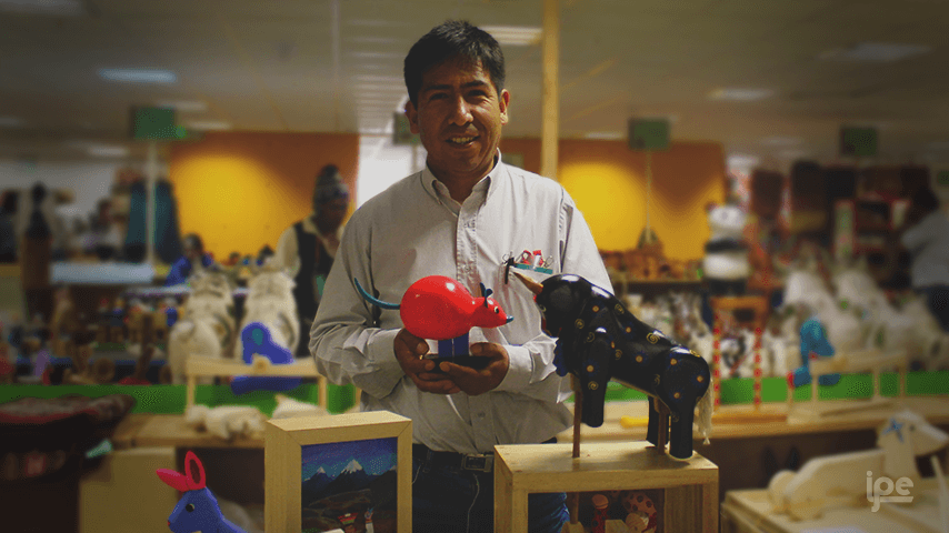 “Desde pequeño quedé asombrado con los juguetes, por eso con el paso del tiempo quise convertirme en juguetero. Me dedico profesionalmente a hacer juguetes desde hace más de 10 años. La mayor parte de mi trabajo está hecha en madera. Las piezas que elaboro tienen complejos mecanismos, que mediante pesos, ejes excéntricos, asombran por su movilidad y equilibrio” (Franklin Álvarez Tunque,&amp;nbsp;Wanchaq, Cusco)