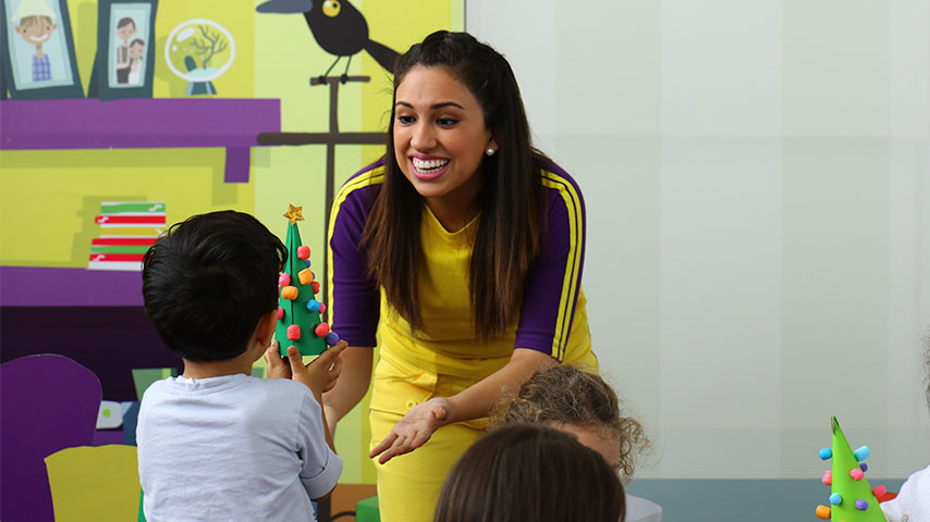 Gina de "Hazlo en Casa" fue la encargada de dirigir la actividad en la Feria Ricardo Palma.