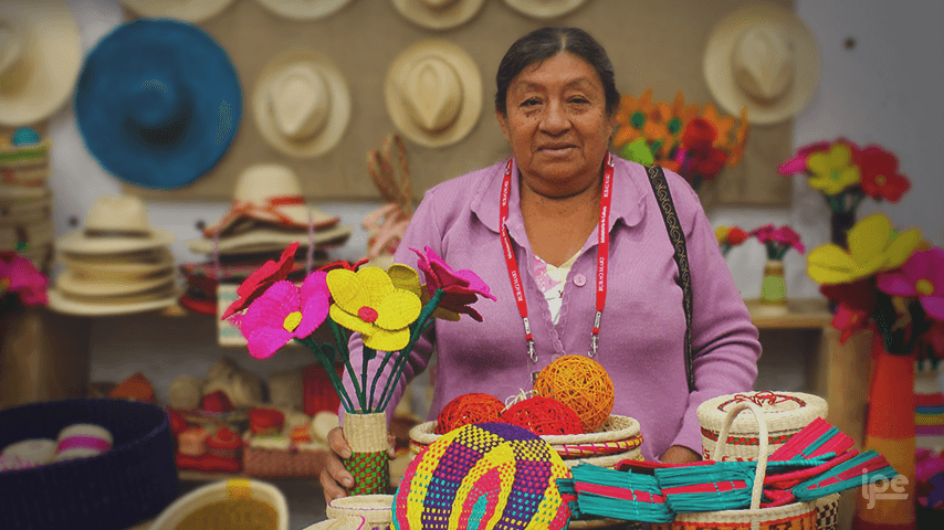 “Soy representante de la Asociación de madres artesanas que está conformada por 75 mujeres. Aprendí a la edad de 8 años, mi mamá me enseñó este arte. Toda la producción que hacemos es hecha a mano y es del material paja toquilla. Confeccionamos &amp;nbsp;sombreros, paneras, fruteros, carteras, artes, etc. Utilizamos una diversidad de puntos, como el llano, tul, calado, trenzado, zigzag” (Mercedes Flores – Asociación Virgen del Perpetuo Socorro, Catacaos, Piura)