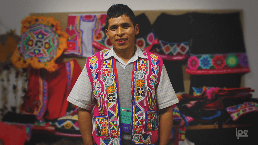 “Mi abuelo me enseñó a los doce años a bordar para poder vivir de este trabajo. En la actualidad trabajo junto a toda mi familia. Mi hijo que tiene 12 años ya aprendió a bordar. Confeccionamos trajes tradicionales: monteras, polleras y fajines hechos a medida. La técnica que utilizamos se le conoce como maquinasqa (hecho a máquina)” (Tomas Jancco,&amp;nbsp;Quispicanchi, Cusco)