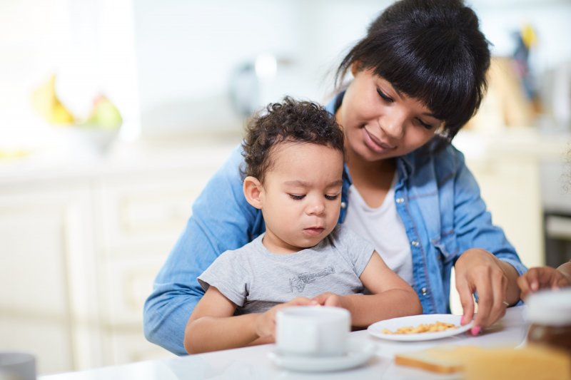 ¿Por qué nunca debes obligar a un niño a comer?