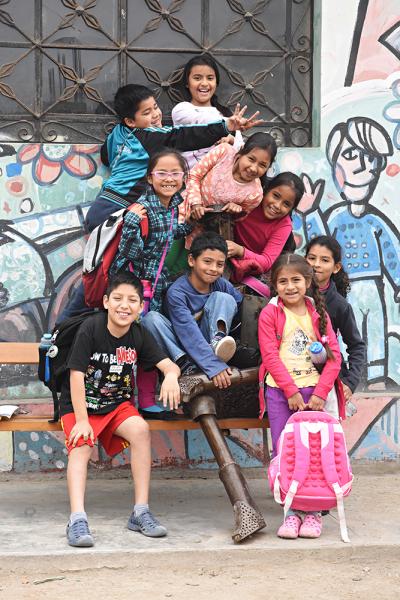 Los niños jugando con la estatua del Quijote hecha por Miguel Mejía. Créditos de la foto: Canal IPe