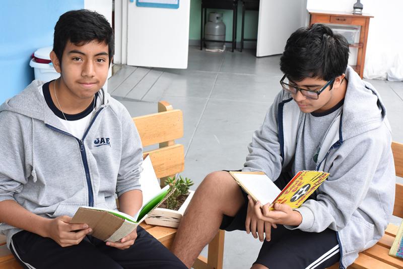 Martín y Francisco leyendo. Créditos de la foto: Canal IPe